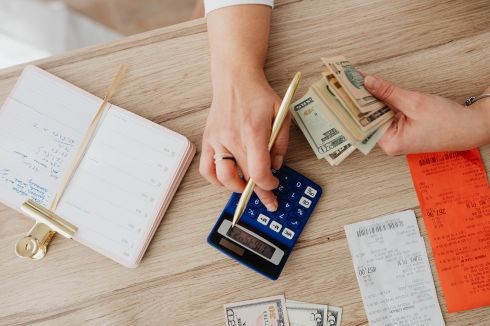 負債整合降低月付金，協助將名下多筆高利率散亂債務整合成單一筆低利房屋土地貸款
